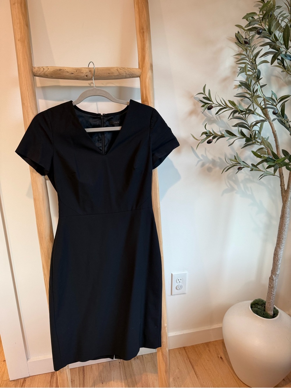 J.Crew Cap-sleeve V-neck work dress in black. Sz 2